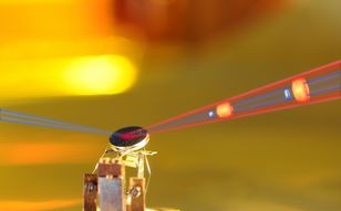 Attosecond light flashes probe a tungsten crystal