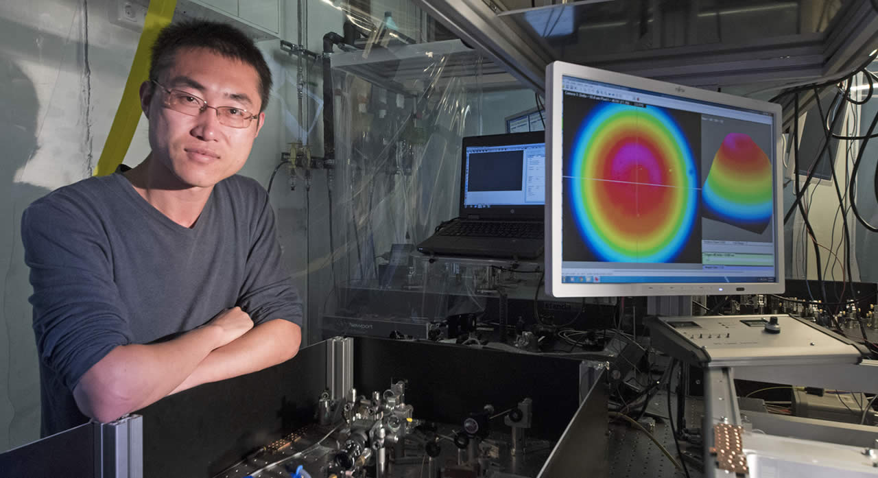 Jinwei Zhang with the first Ho:YAG thin-disk oscillator